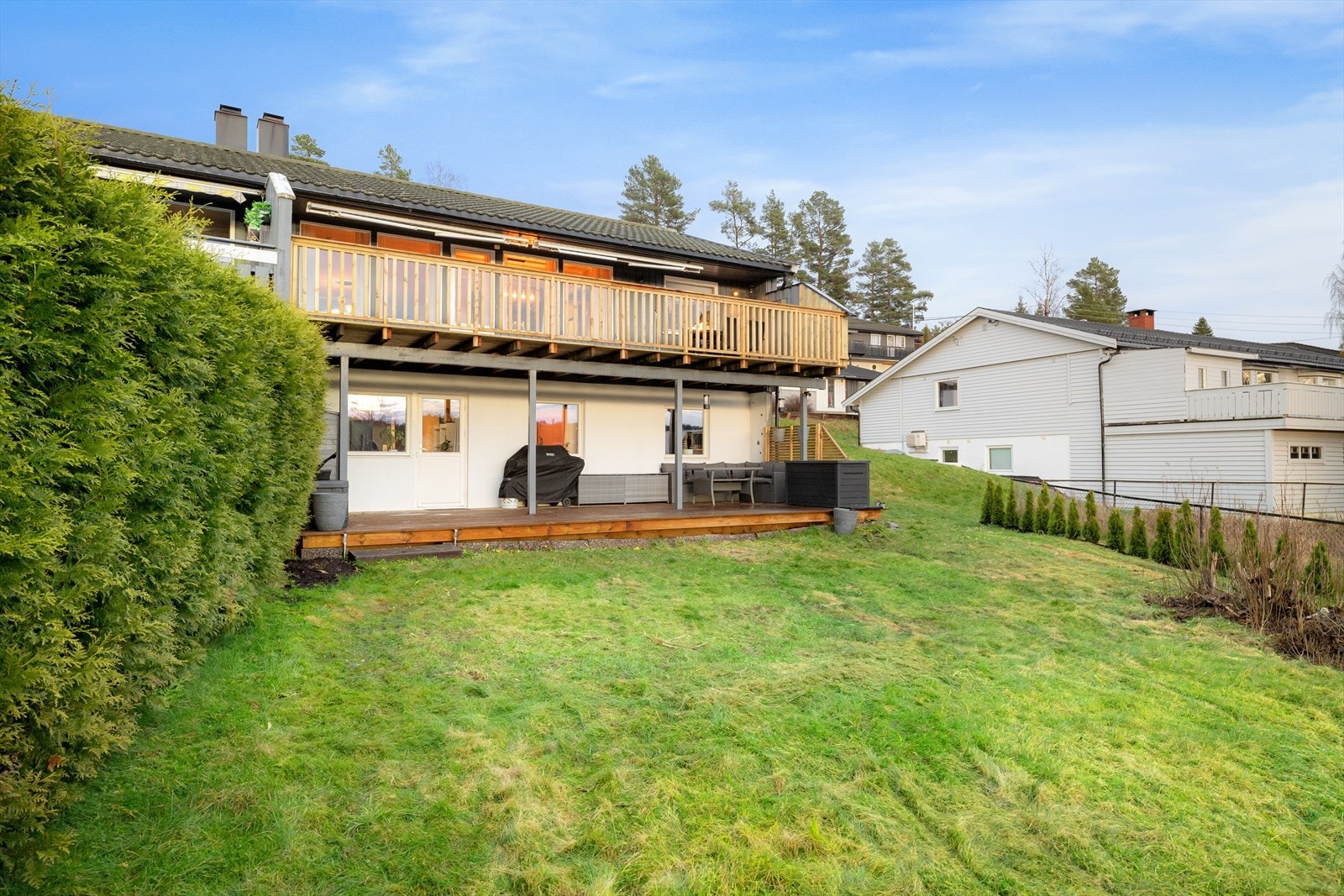 Pent opparbeidet hage med plass til sandkasse, trampoline med mer. Galleribilde