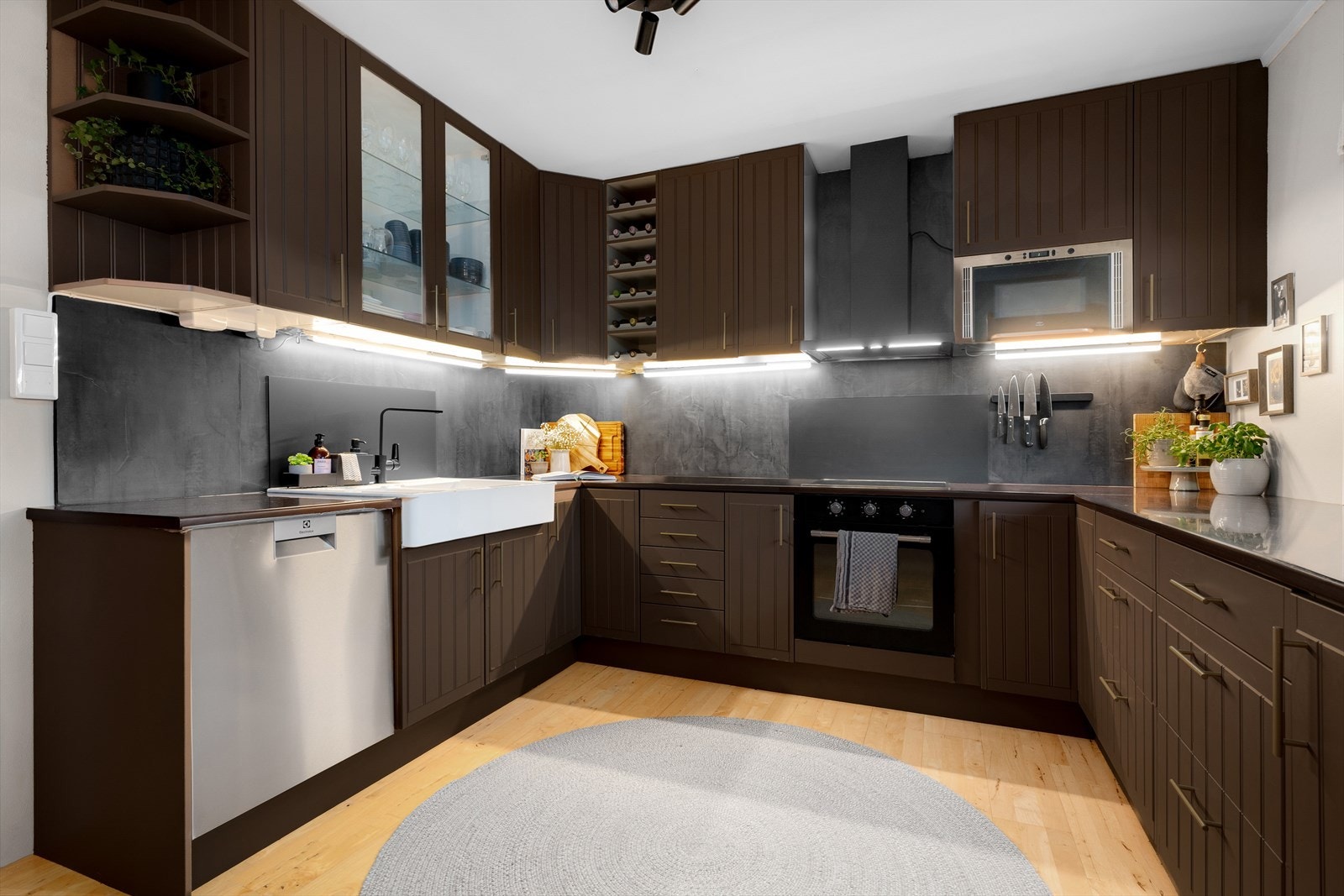 Dobbel vaskekum og oppvaskmaskin gir praktisk arbeidsflyt på kjøkkenet. Galleribilde