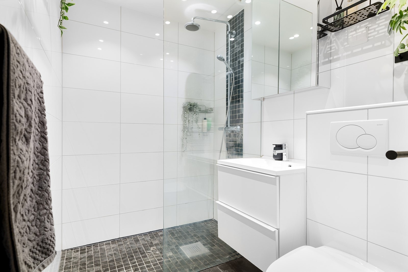 Flislagte vegger og gulv med elektriske varmekabler gir et moderne og funksjonelt bad. Galleribilde