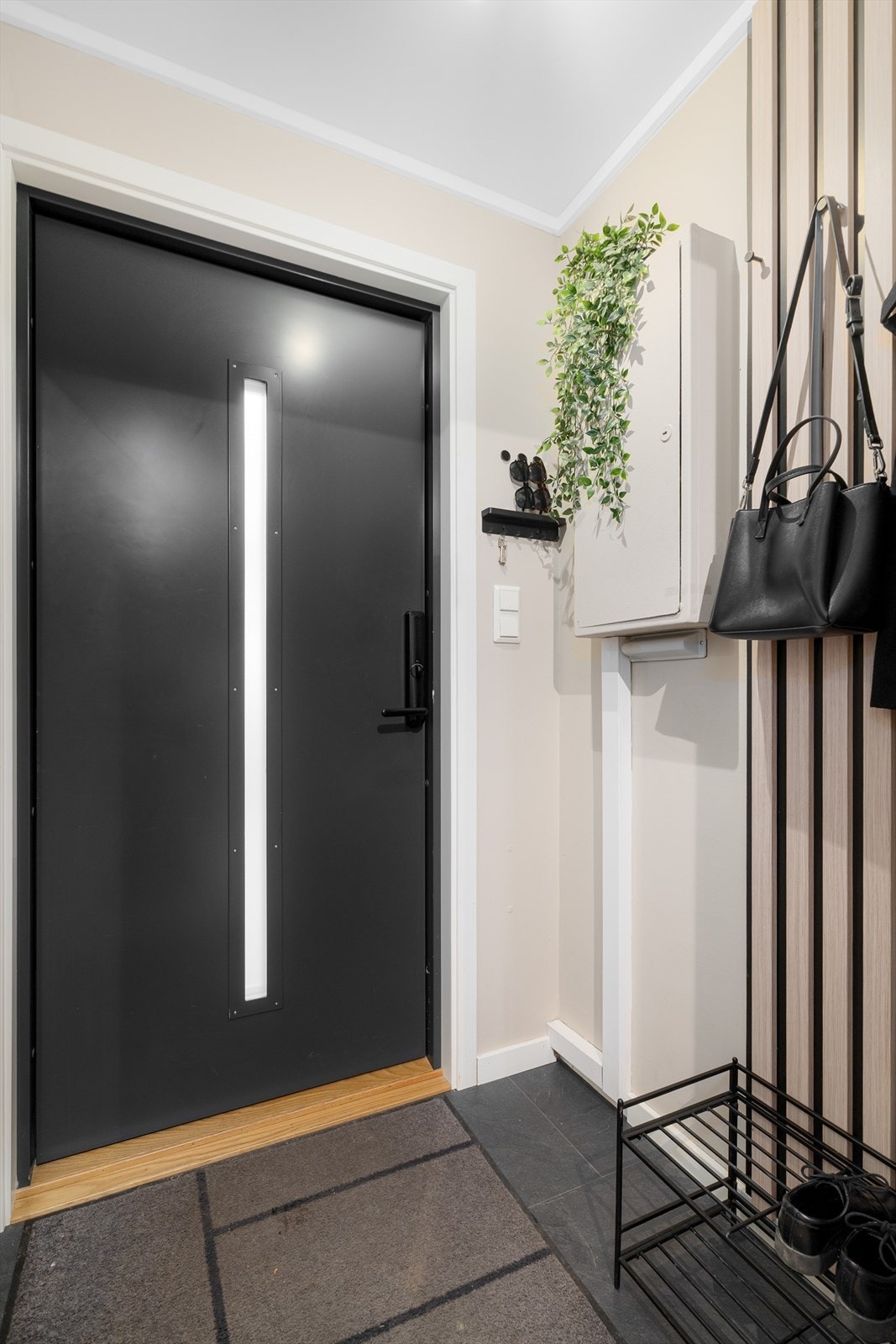 Velkommen inn! Vindfanget har plass til klesheng på veggen. Galleribilde