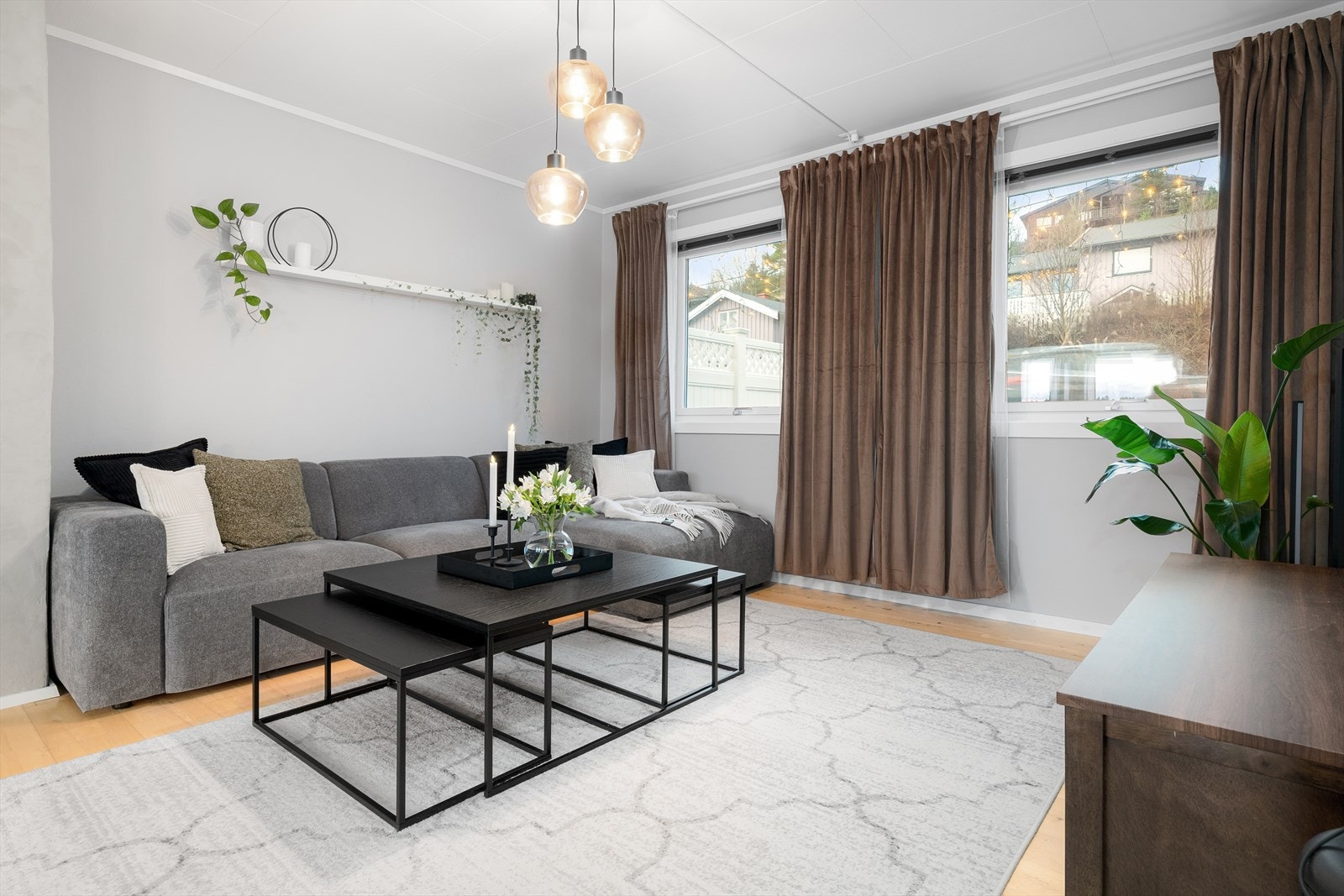 Store vindusflater gir godt med naturlig lys i boligen. Galleribilde