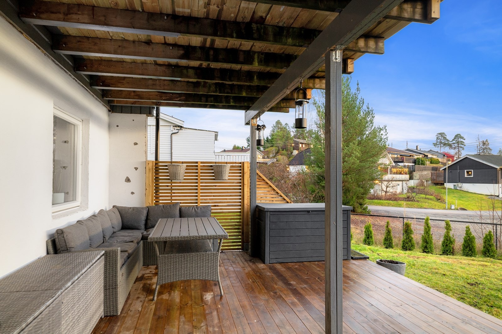 Overbygget terrasse gir beskyttelse mot vær og vind, ideell for utendørs opphold. Galleribilde