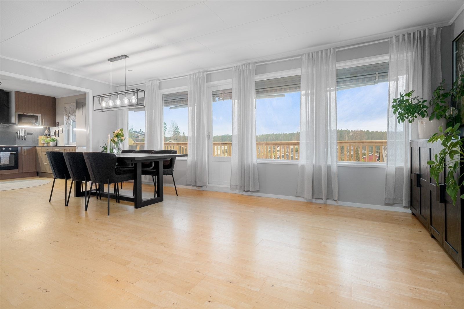 Utgang til terrasse gir enkel tilgang til uteområdet fra oppholdsrommet. Galleribilde