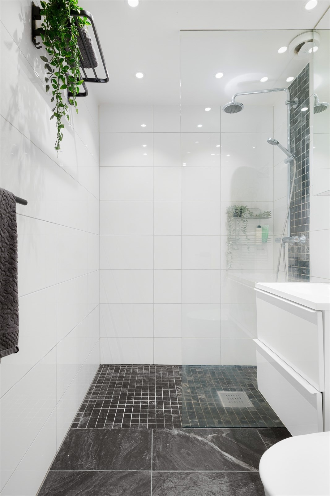 Dusj med herdet glassvegg og håndholdt armatur sikrer praktisk bruk. Galleribilde