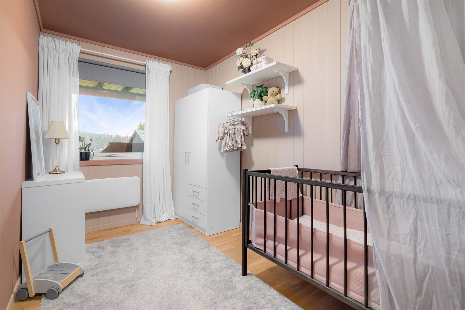 Barnerommet har parkettgulv og panelvegger som gir en varm atmosfære. Galleribilde