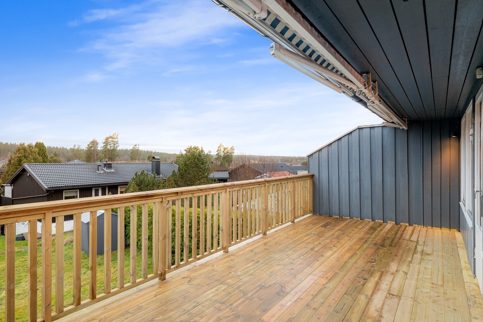 Terrassen med nye terrassebord og rekkverk fra 2025 gir et solid uteområde. Galleribilde