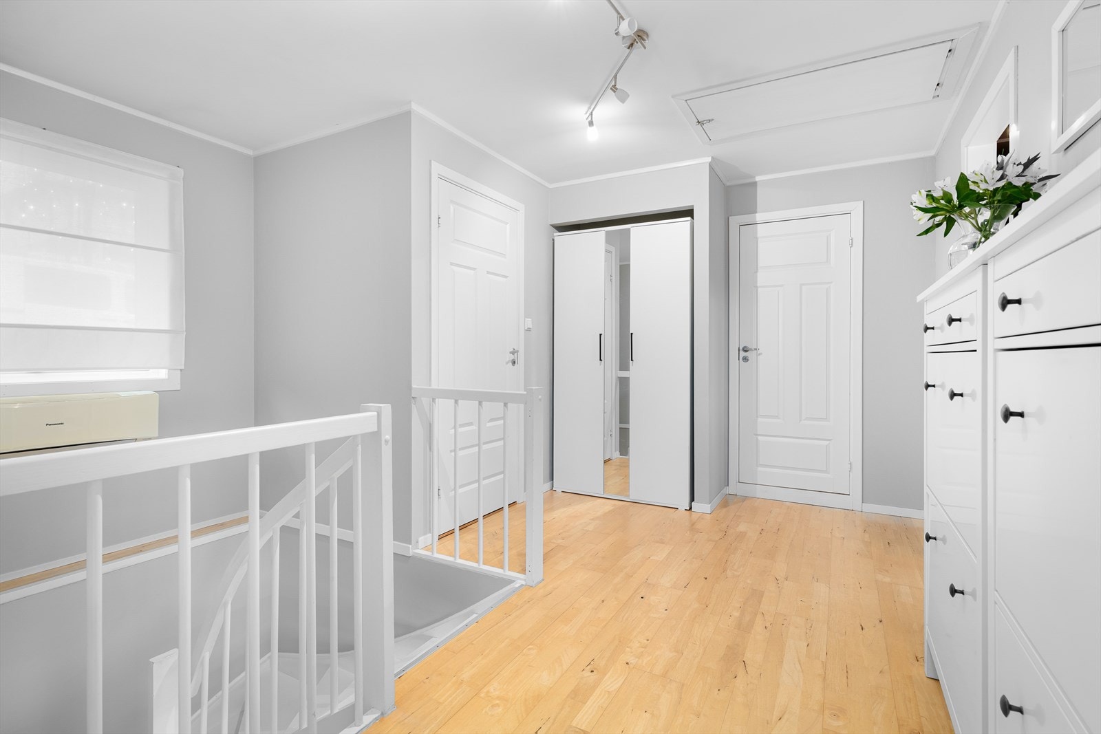 Garderobe og skoskap gir effektiv oppbevaring i entréen. Galleribilde