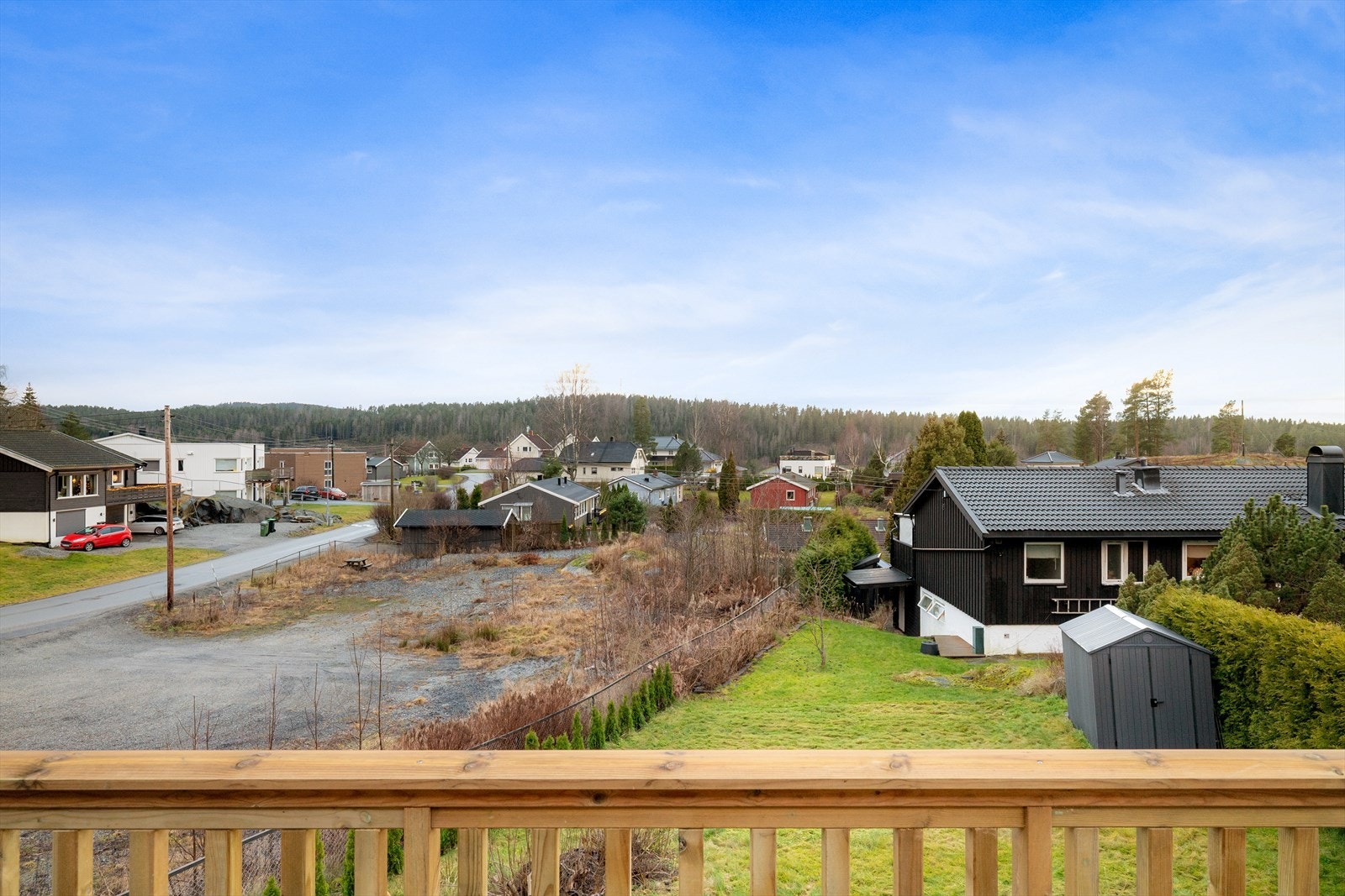 Fra terrassen er det utsikt over et rolig boligområde med kort vei til skole og barnehage. Galleribilde