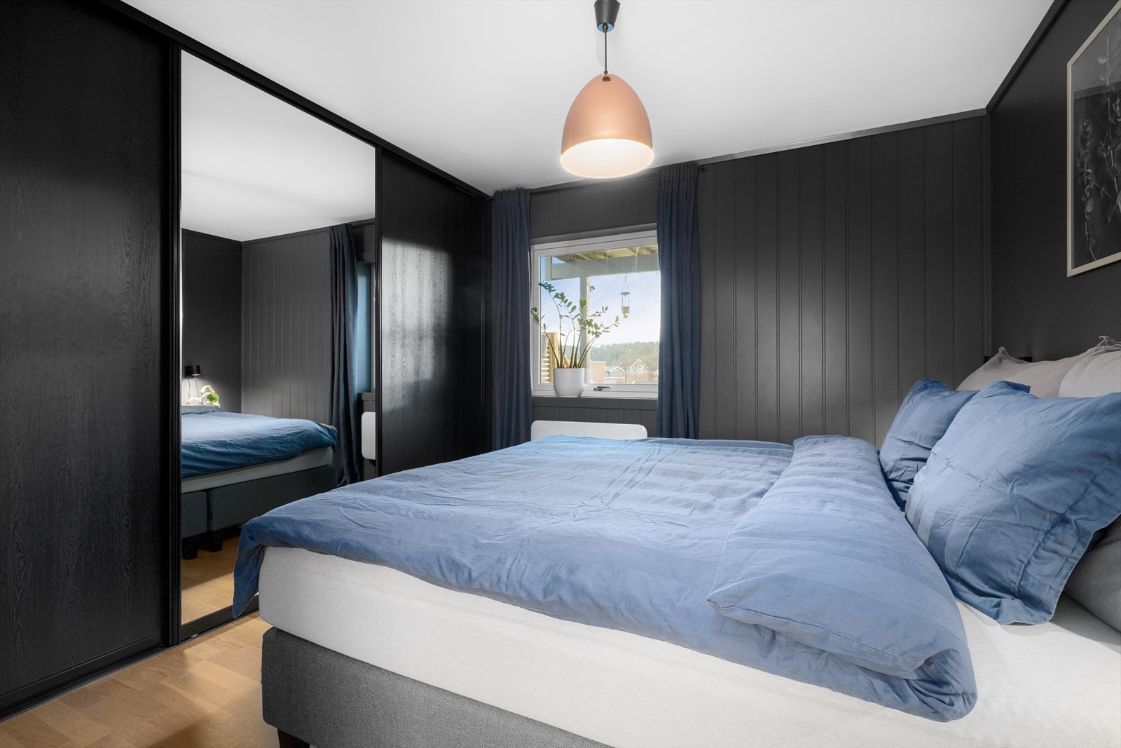 Skyvedørsgarderobe gir effektiv oppbevaring og utnytter plassen godt. Galleribilde