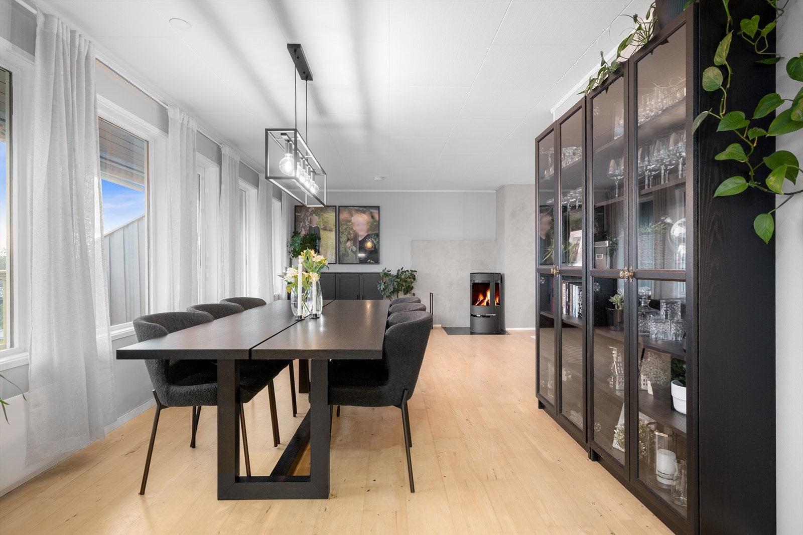 Spisebordet blir det naturlige samlingspunktet når man inviterer venner og familie til hyggelige lag. Galleribilde