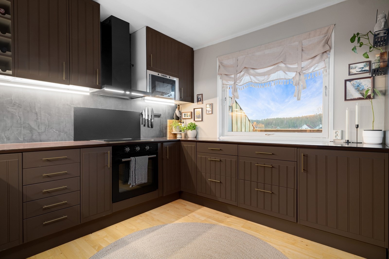 Profilerte, nylig malte fronter og laminert benkeplate med nedfelt platetopp. Galleribilde