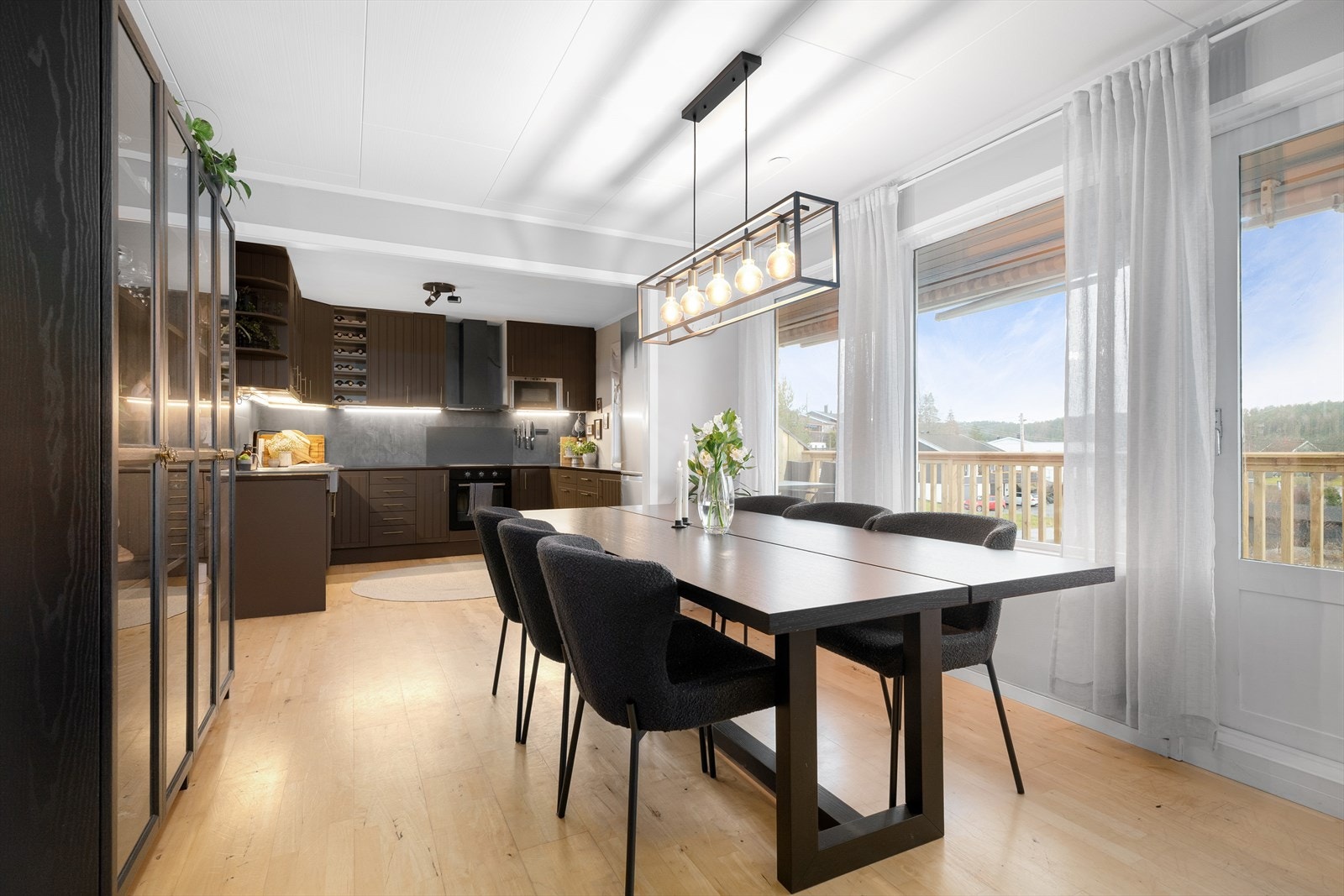 Direkte forbindelse til kjøkkenet gir en naturlig spiseplass. Galleribilde