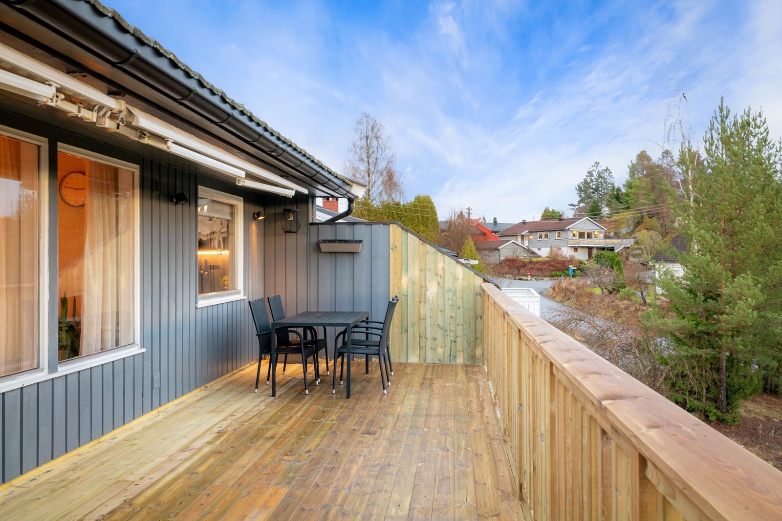 Terrassen er sørvestvendt på 29 kvm og har gode solforhold. Galleribilde