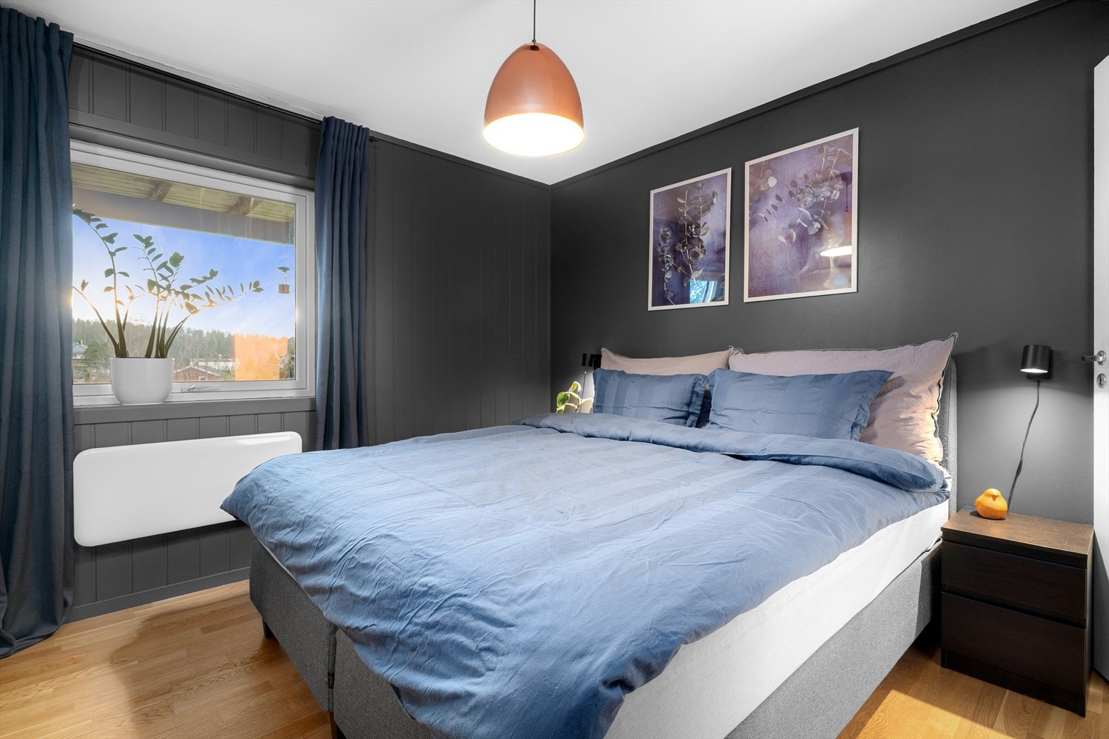 Romslig hovedsoverom med plass til en god dobbeltseng og tilhørende nattbord. Galleribilde