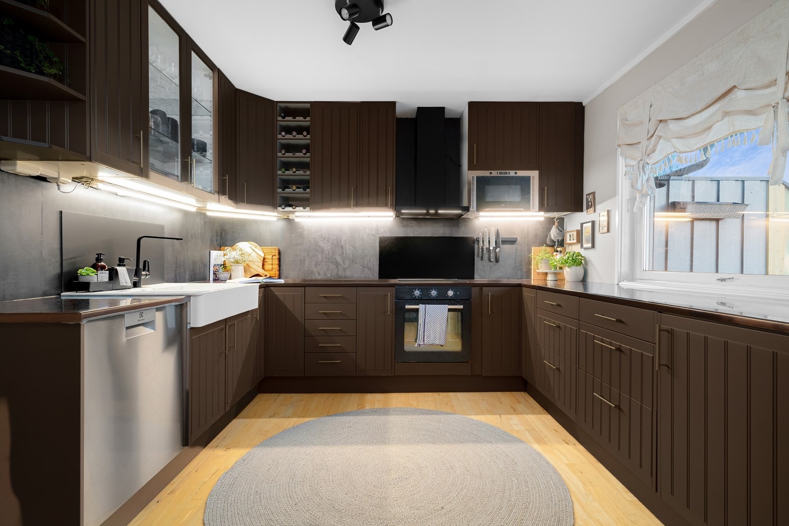 Integrerte hvitevarer og ventilator med avtrekk til friluft. Galleribilde