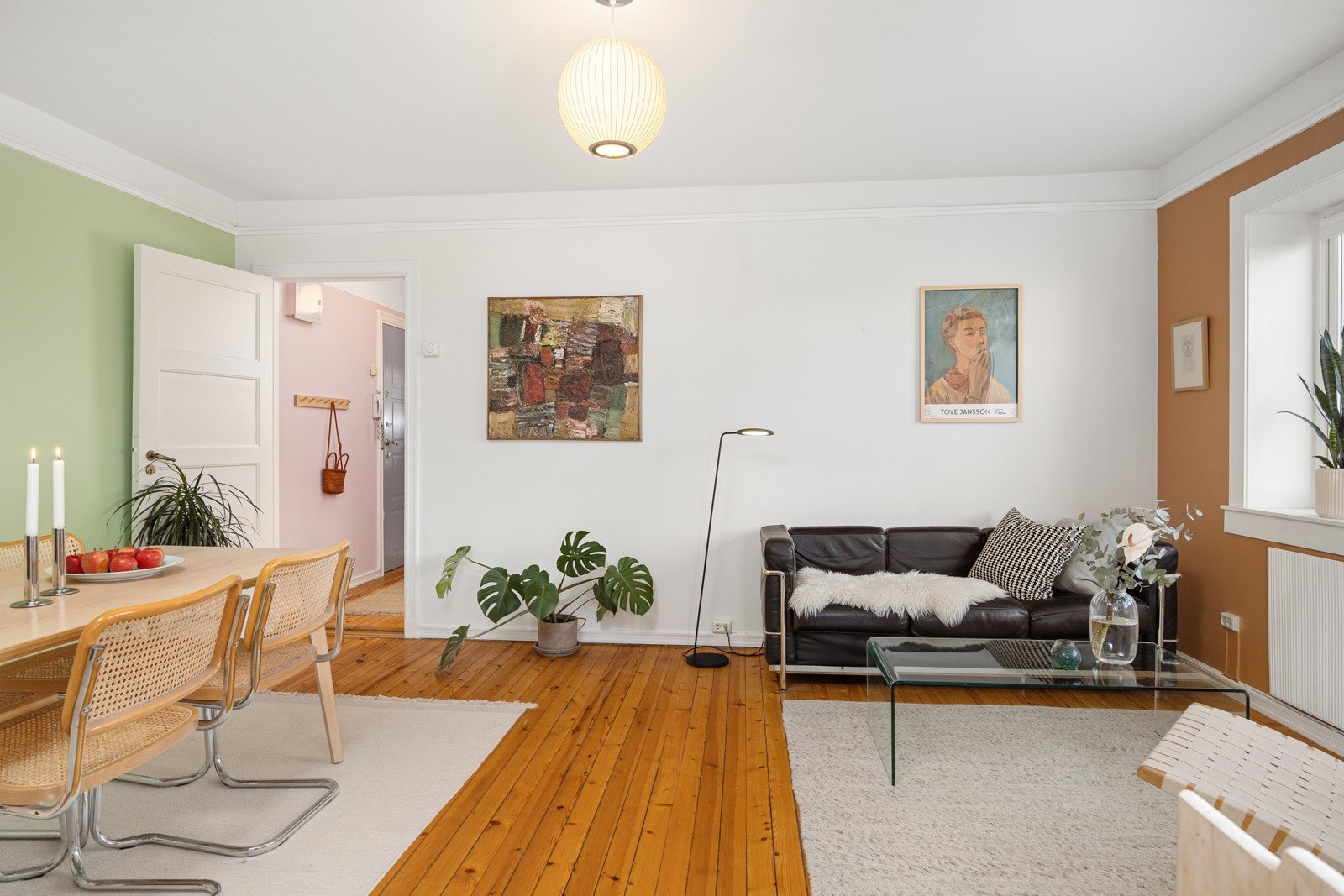 - Leiligheten kan ombygges til 3-roms ved å flytte kjøkken inn i stue. Dette er gjort i tilsvarende leiligheter i gården - Galleribilde