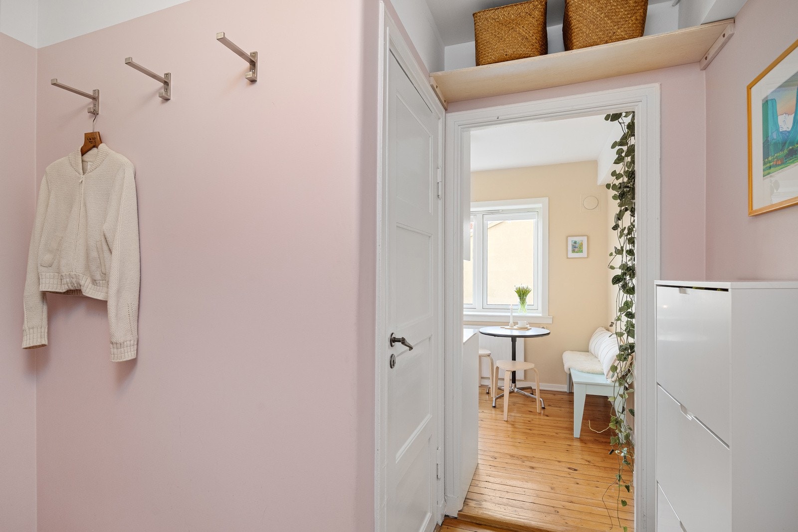 - Entré/mellomgang mot kjøkken - Galleribilde