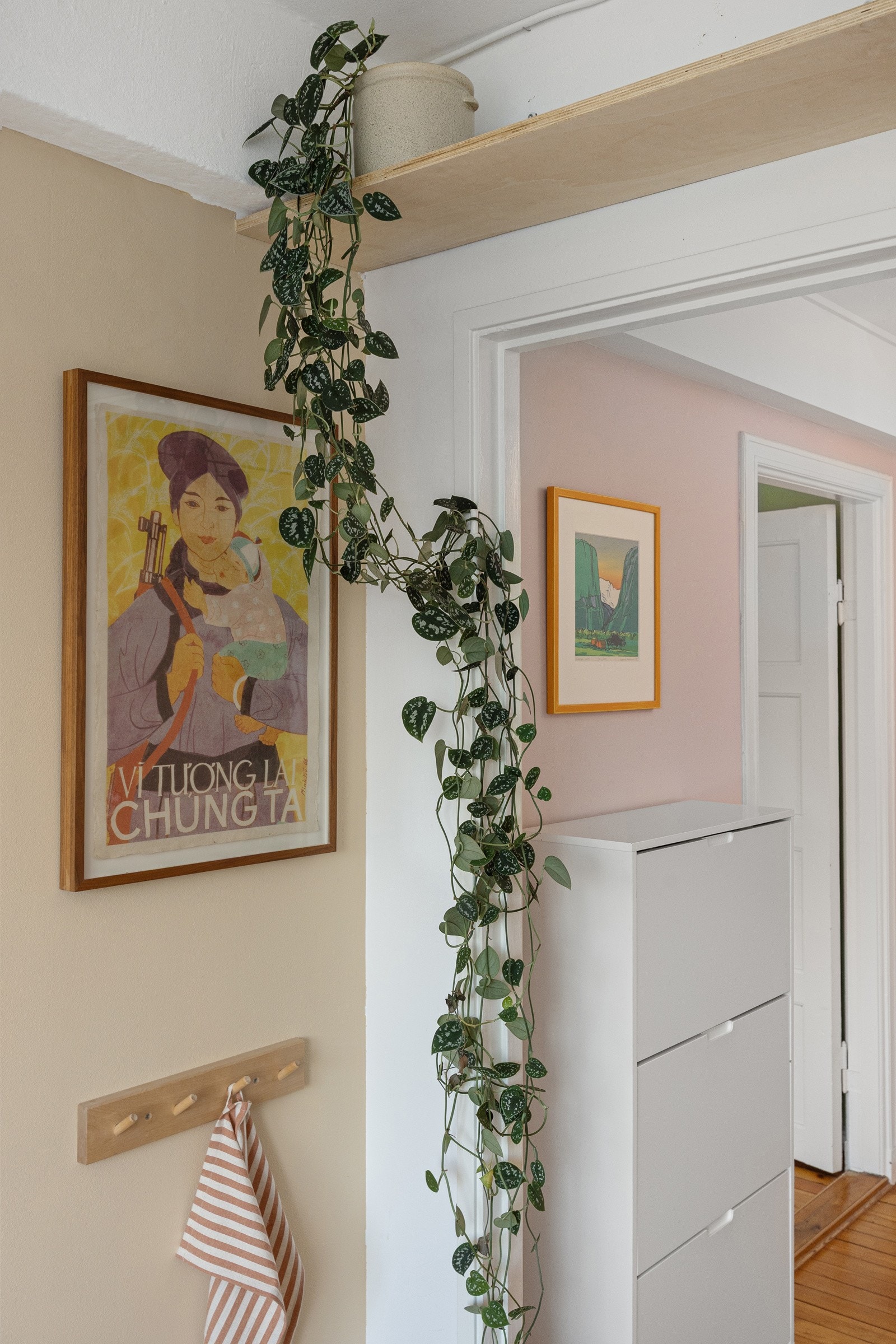 - Praktisk hylle over dør - Galleribilde