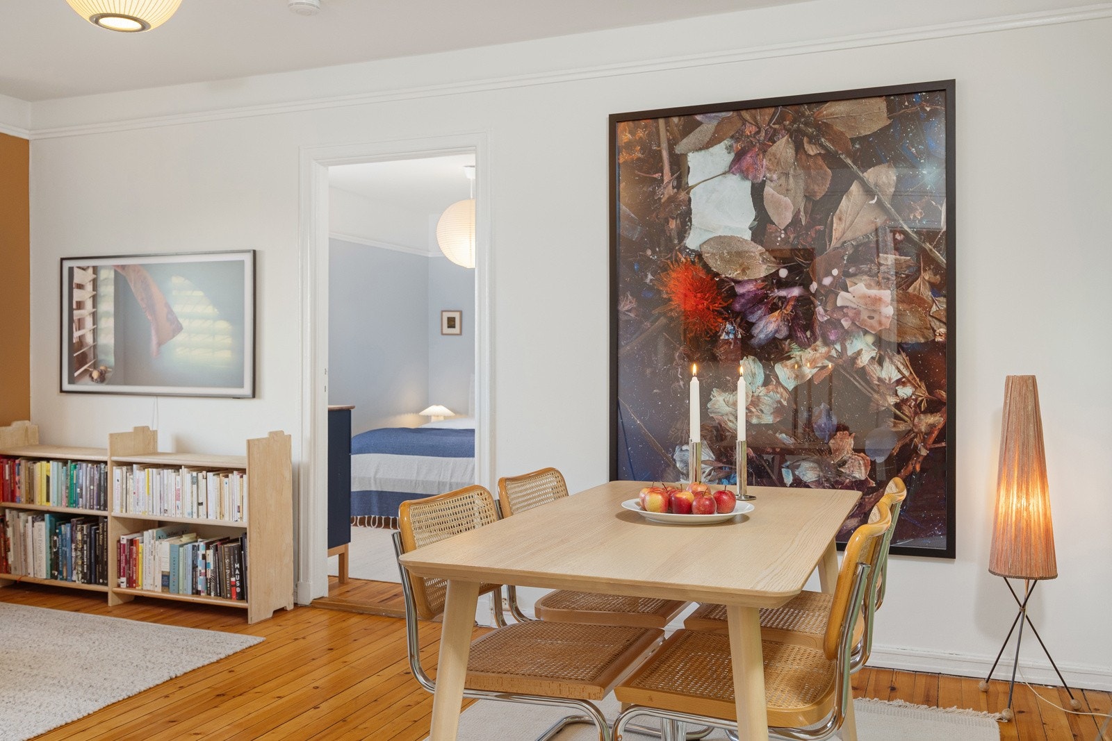 - Lys, luftig stue på nesten 20 m² med god plass til sittegruppe, spisebord, tv-krok og bokhyller - Galleribilde