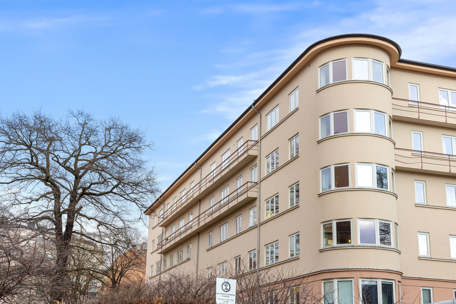 - Fasaden ble rehabilitert 2021-2022, og fargesatt av Koi Fargestudio - Galleribilde