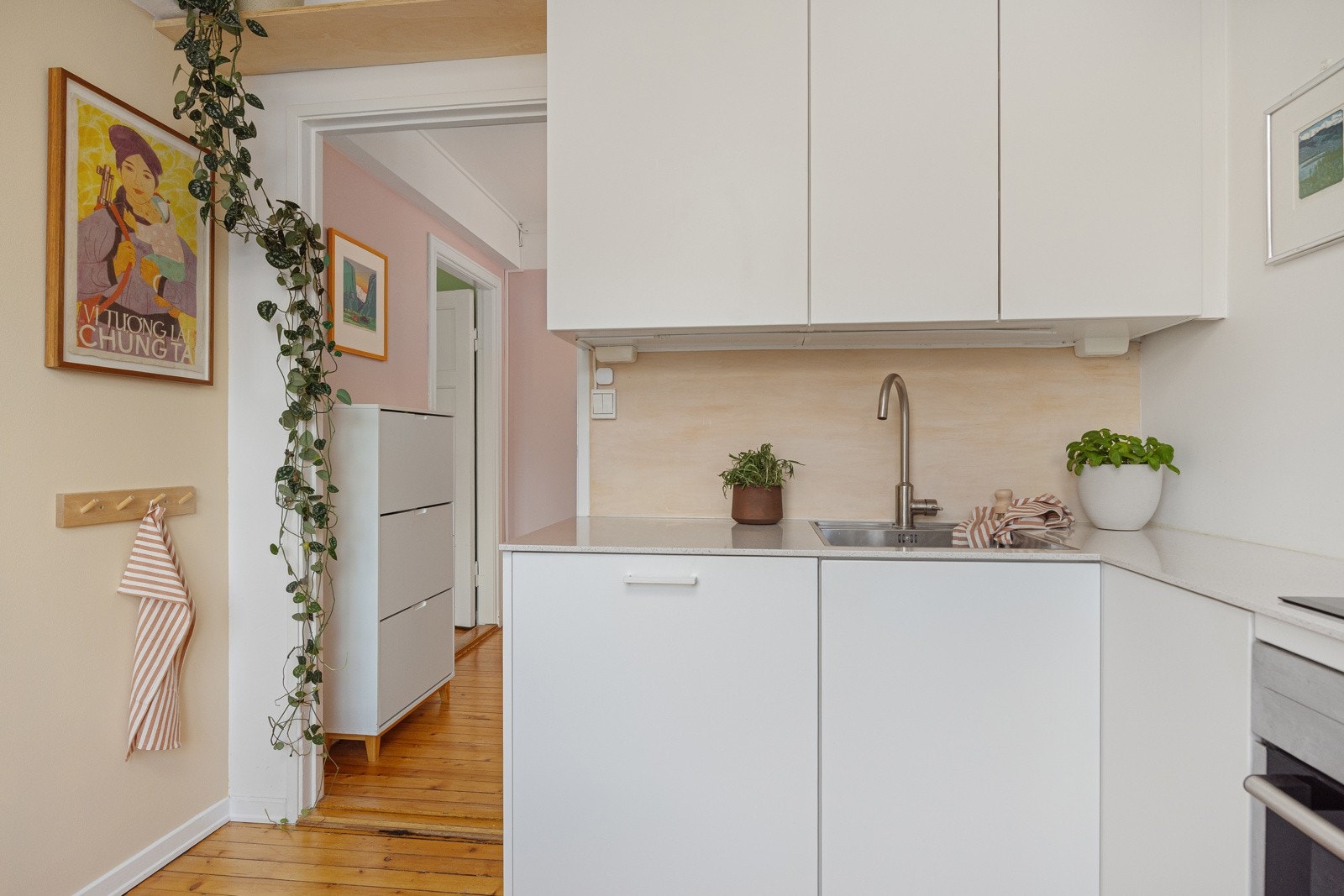 - Kjøkken mot mellomgang - Galleribilde