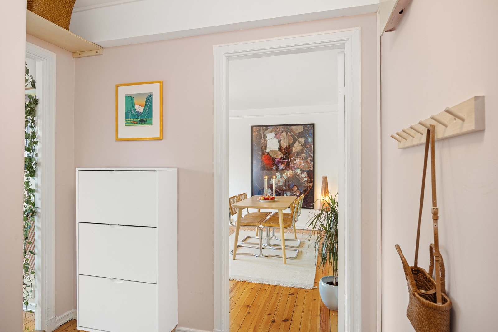 - Entré/mellomgang mot stue - Galleribilde