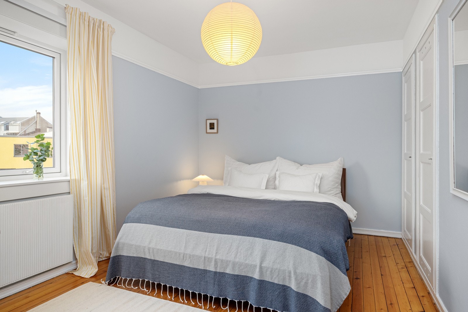 - Stort og luftig soverom med god plass til dobbeltseng, nattbord, kommode og skrivepult - Galleribilde