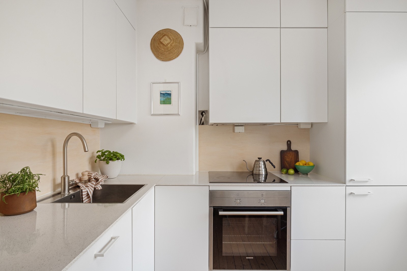 - Integrert stekeovn, koketopp, oppvaskmaskin og kjøl-/ fryseskap - Galleribilde