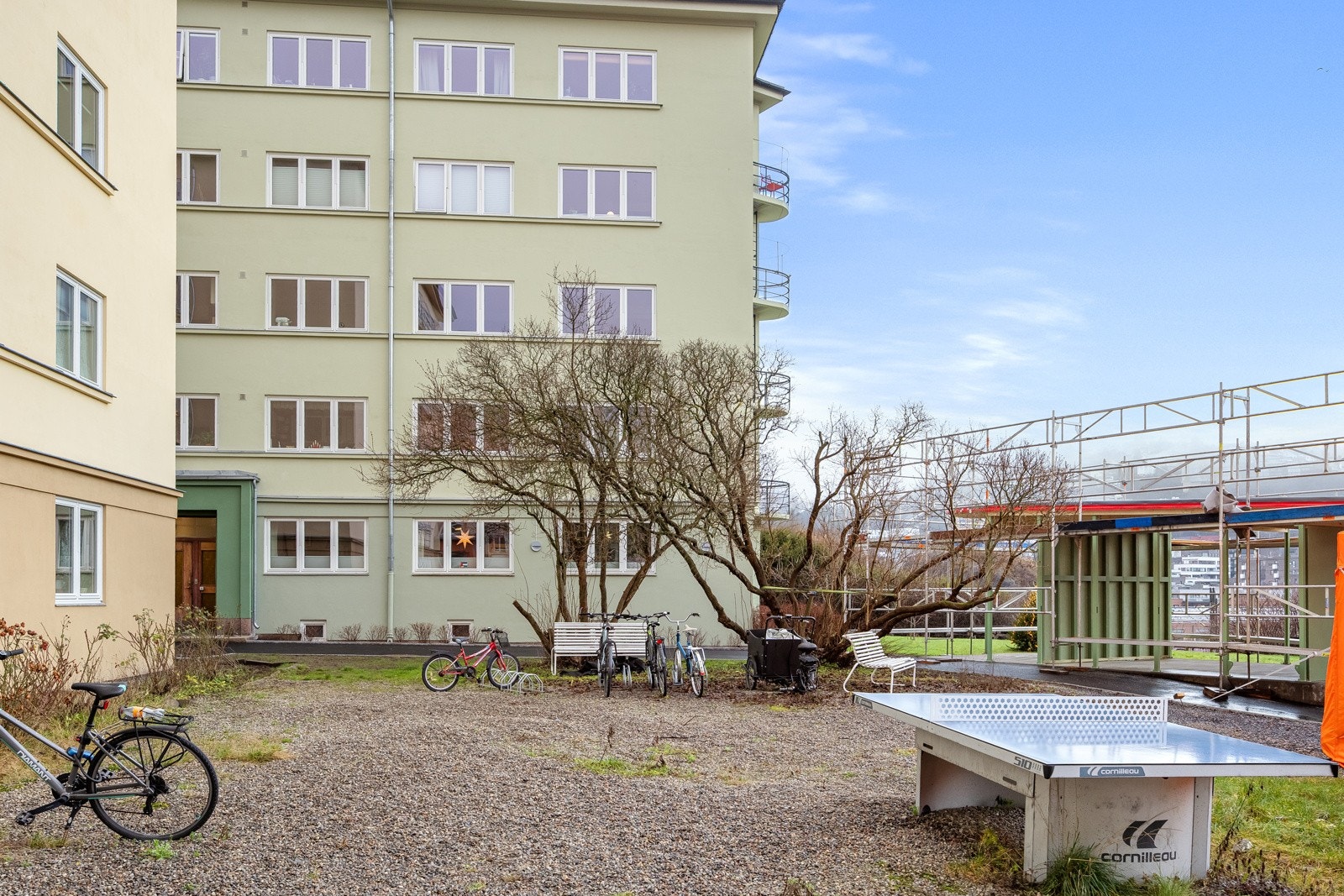 - Uteplass med sitteplasser, grill og pingpongbord. - For tiden bygger borettslaget nye, praktiske sykkelboder her - Galleribilde