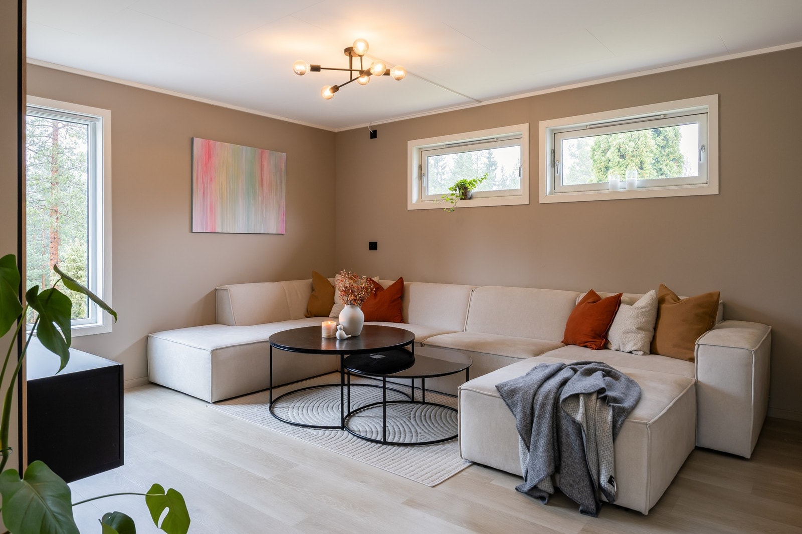 Flott oppgradert stue som måles til hele 37 kvm. Galleribilde