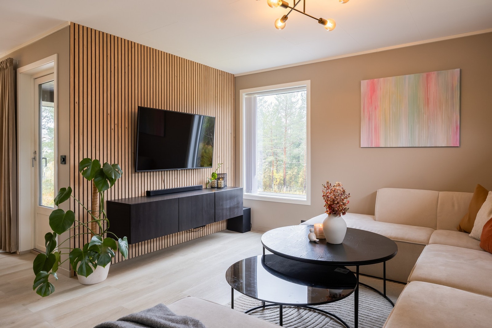 Fra spisestuen har man direkte utgang til overbygd veranda på 9 kvm Galleribilde