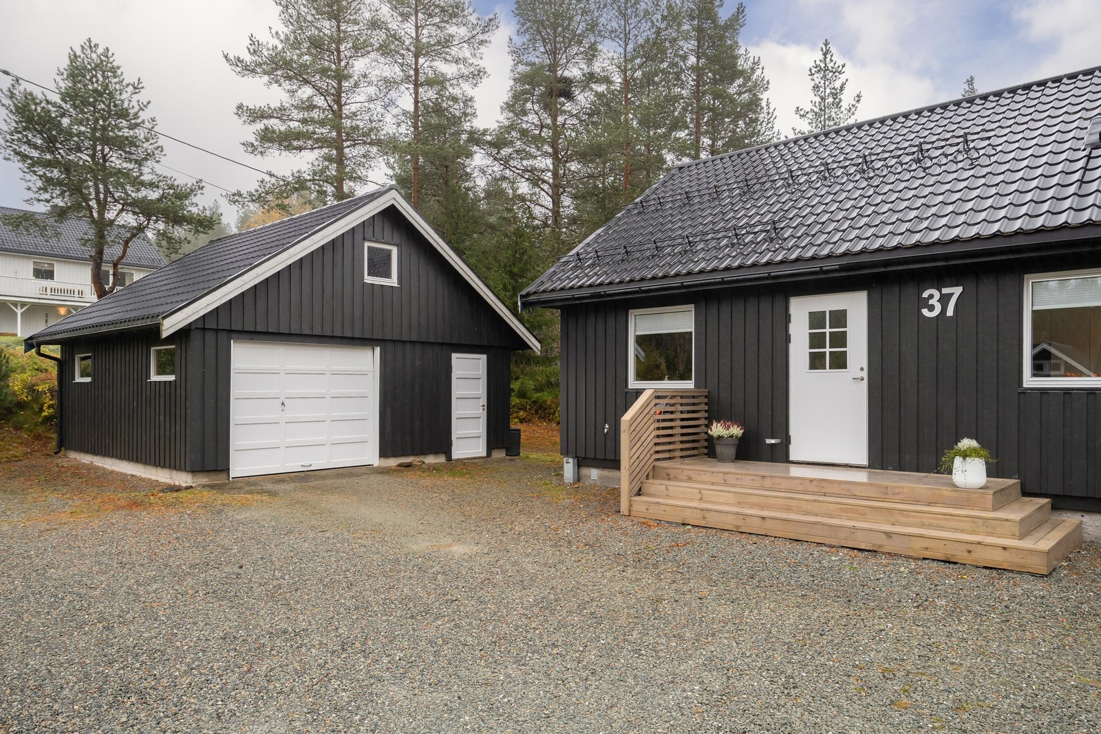 Like ved inngangspartiet er det etablert en praktisk garasje med oppstillingsplass og lagringsplass i bod. Elbil-lader er etablert i garasje. Galleribilde