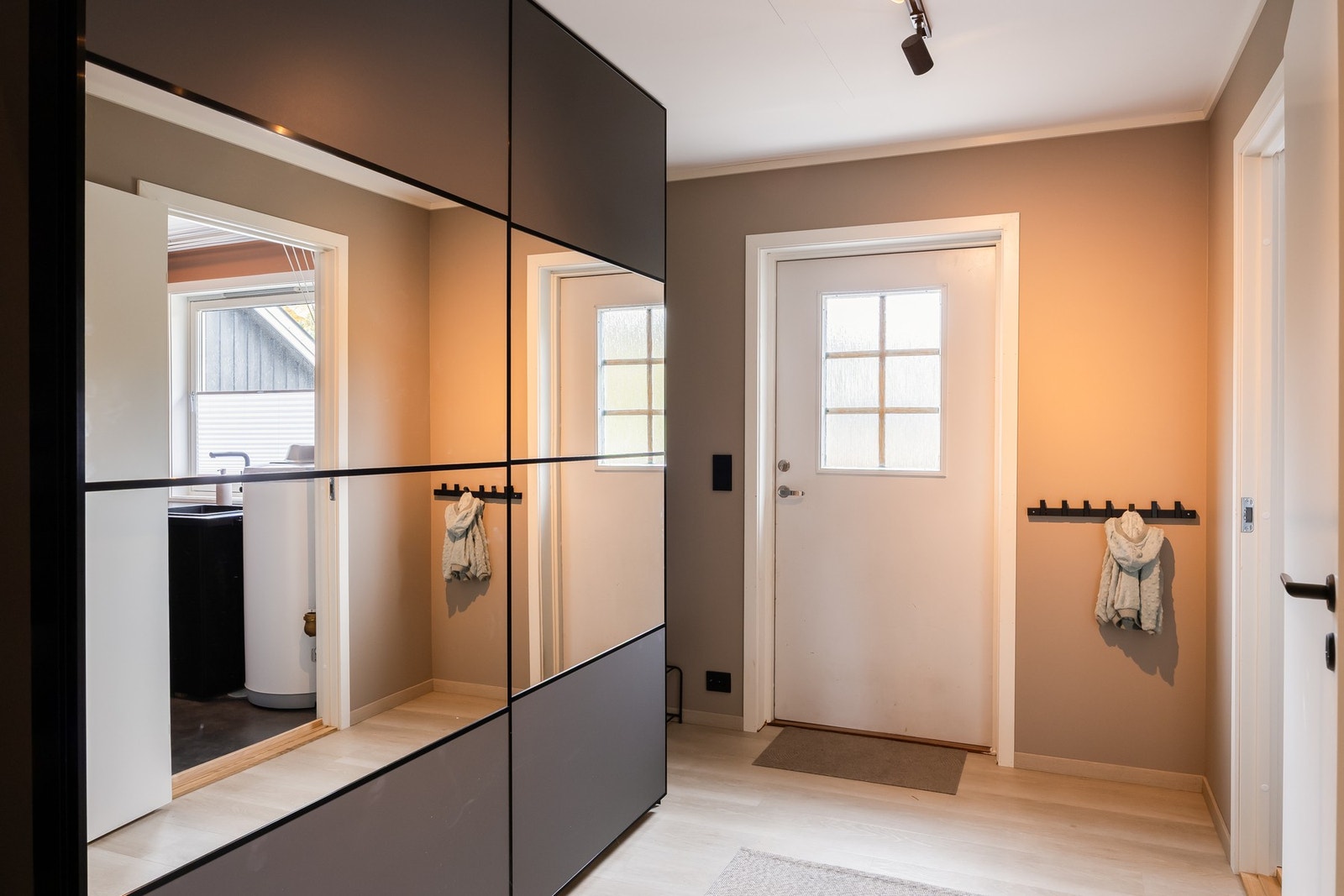 Flott og innbydende entrè med rikelig av lagringsplass i praktisk skyvedørsgarderobe som medfølger handelen. Galleribilde