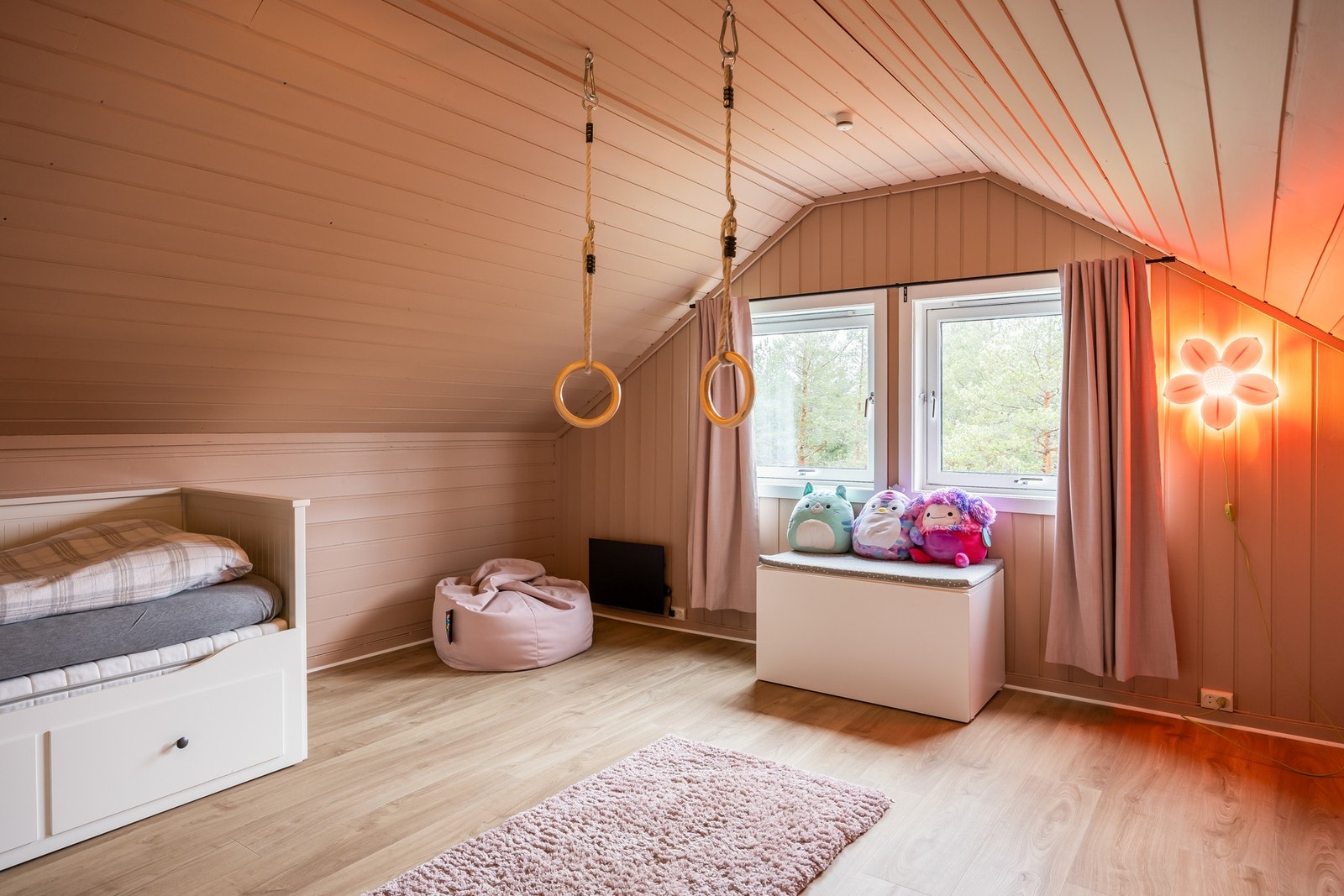 2 flotte soverom som måles til hhv. 12,5 kvm og 9 kvm. Galleribilde