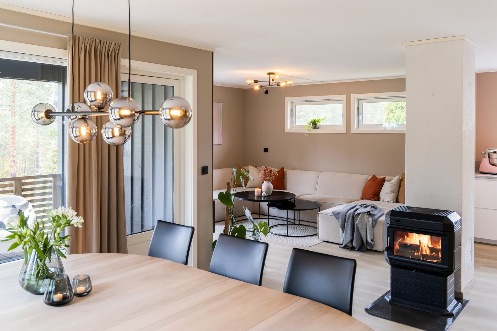 Boligen varmes opp av en flott vedovn, som sammen med varmepumpe gir en god og jevn temperatur i boligen året rundt. Galleribilde