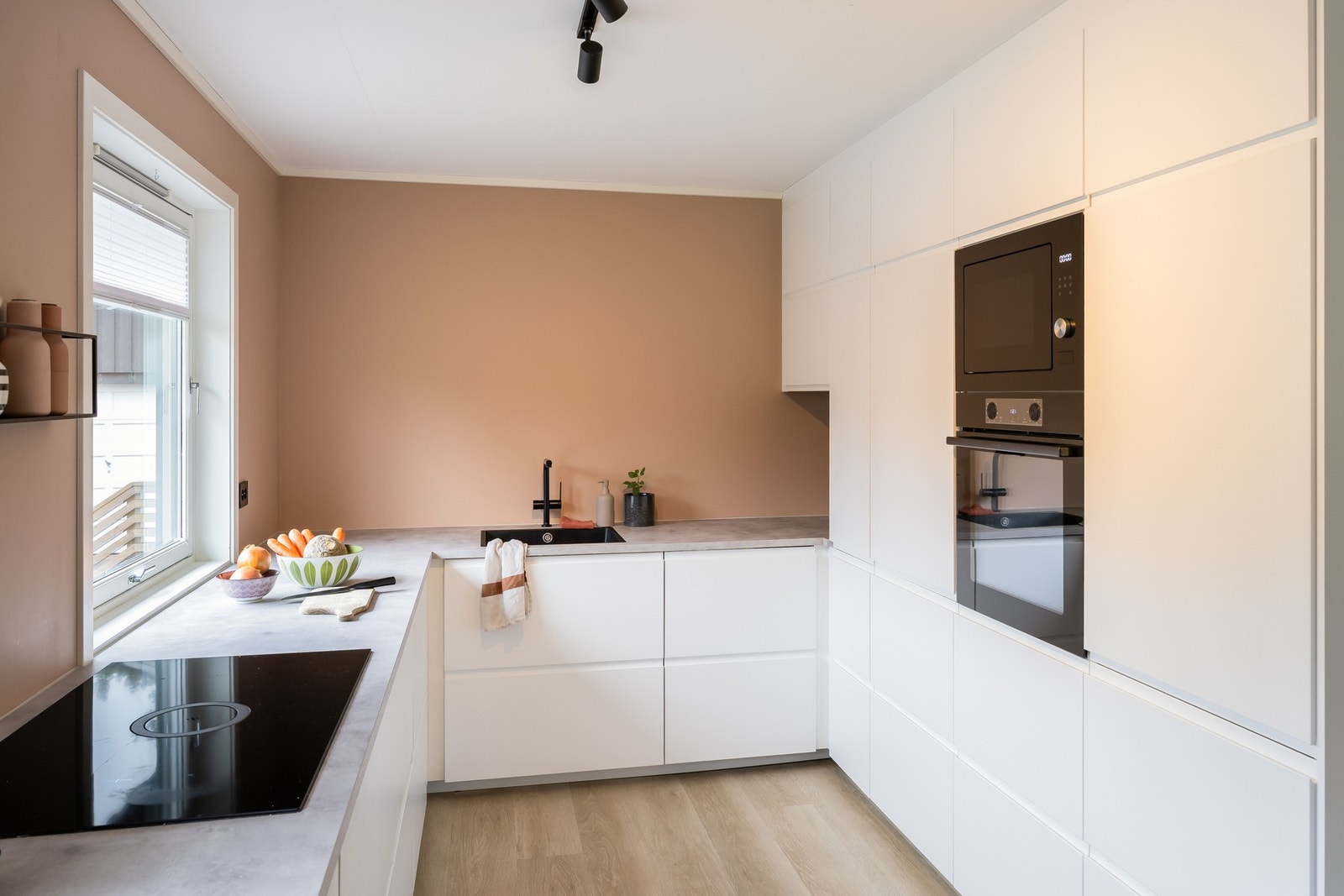 Av integrerte hvitevarer som medfølger handelen er det kombiskap, oppvaskmaskin, stekeovn, mikrobølgeovn, ventilator, og platetopp med avtrekk i midten. Galleribilde