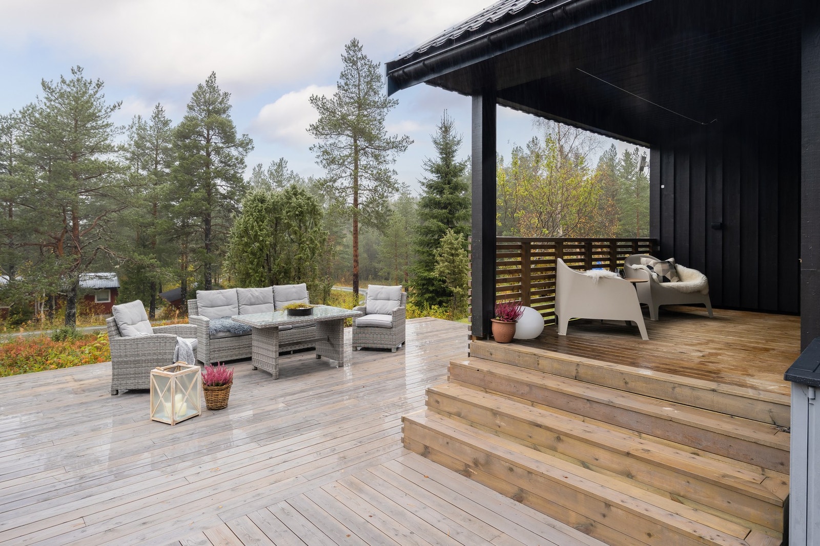 I tillegg har boligen et fint opparbeidet uteområde hvor det blant annet er etablert en egen bålplass. Galleribilde