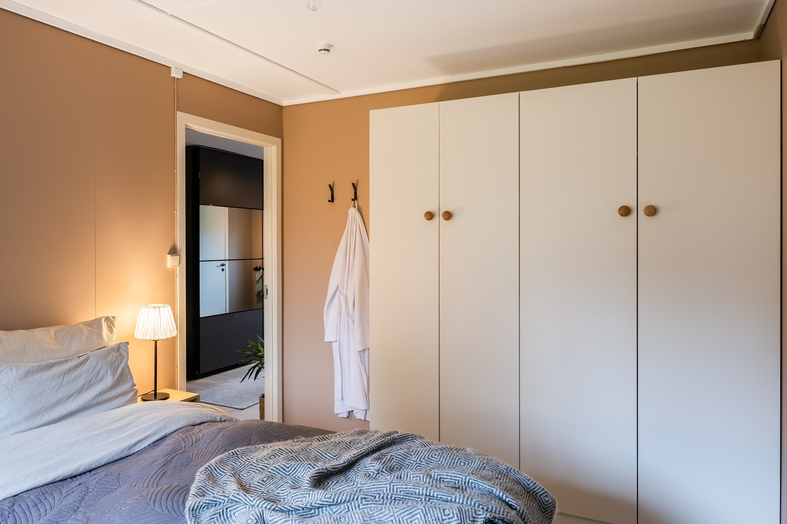 Praktisk garderobeskap er etablert og medfølger handelen. Galleribilde