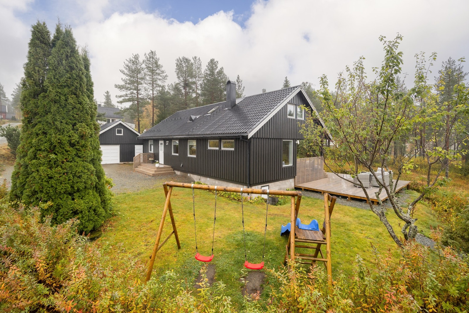 Her bor man i landlig til i flotte omgivelser med flere flotte muligheter for tur i skog og mark samt jakt og fiske. Galleribilde