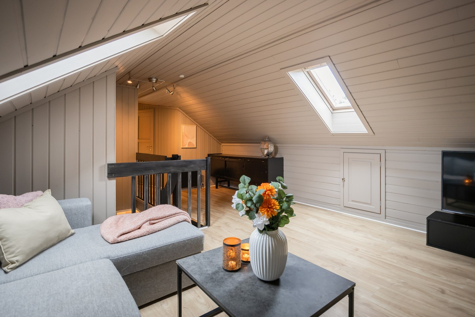 I loftetasjen er det et praktisk rom som i dag brukes som loftstue. Galleribilde