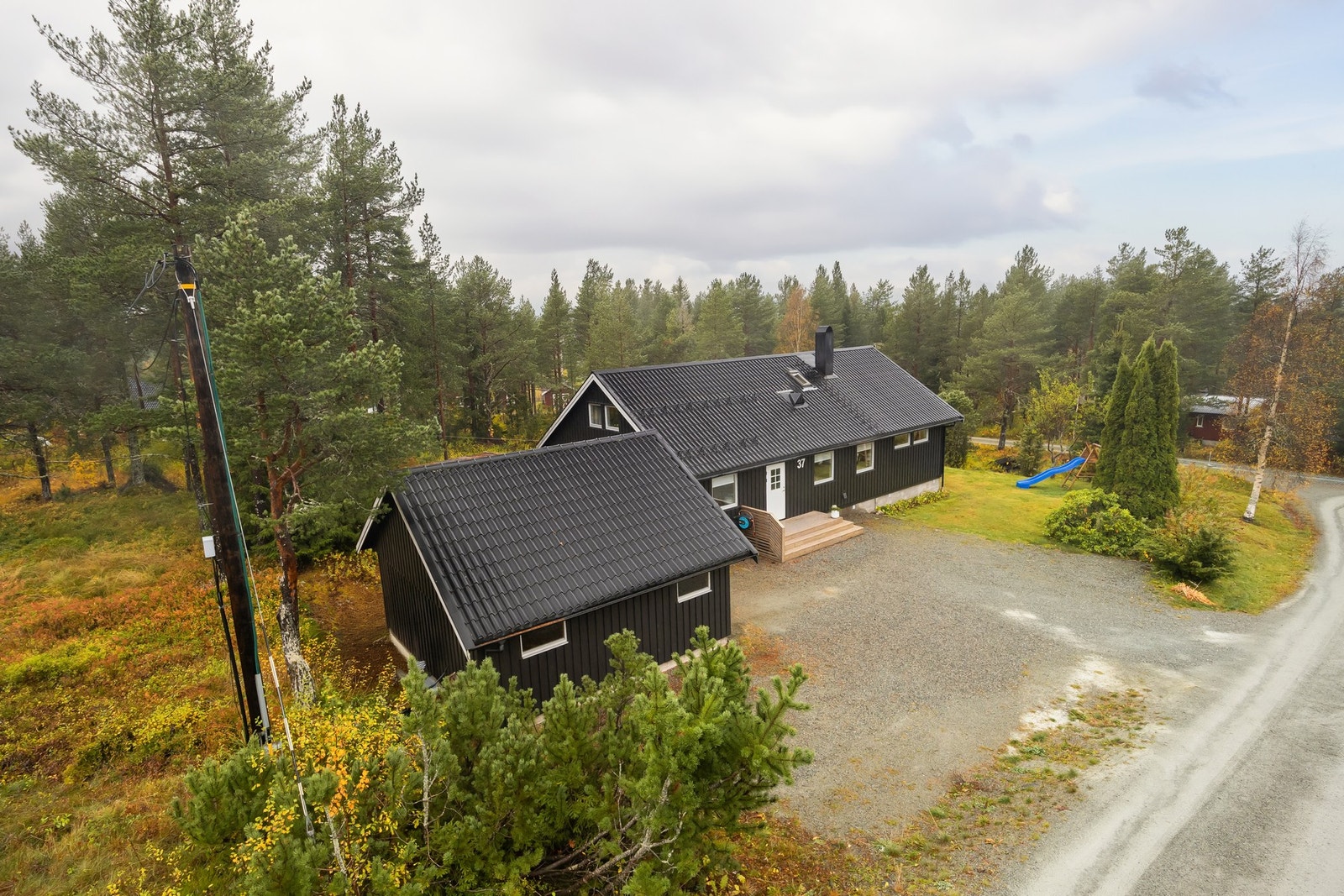 PrivatMegleren v/ Marius Kristoffersen har gleden av å presentere en flott og nyoppusset eiendom beliggende i et rolig og barnevennlig felt i Elvran. Galleribilde