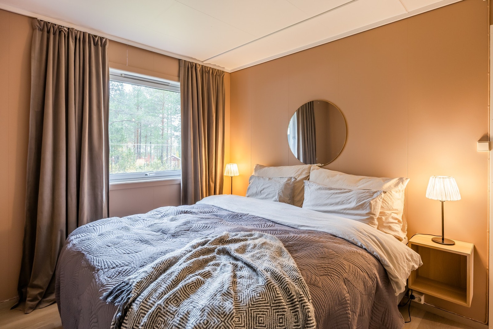 1 av boligens 3 soverom finner man i 1.etasjen. Rommet måles til 10,5 kvm, og er malt opp i flotte farger. Galleribilde