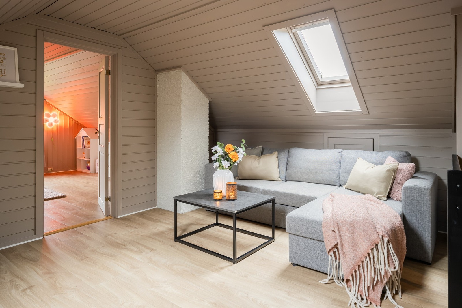 Rikelig med oppbevaringsplass i kneloft. I tilknytning til loftstuen er et eget toalettrom på 2 kvm, noe som gir toalettmuligheter i begge etasjene i boligen. Galleribilde