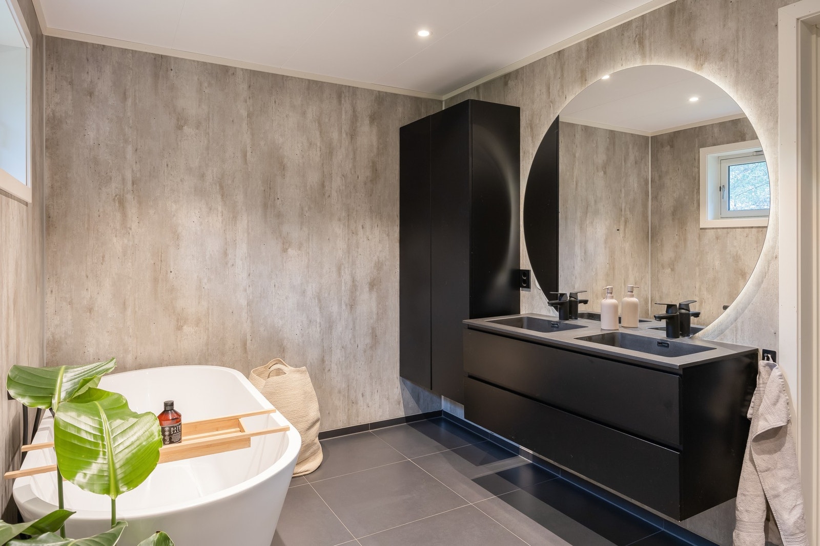 Moderne bad som ble renovert i 2023. Badet har flislagt gulv med behagelig gulvvarme, og våtromspanel på vegger. Galleribilde