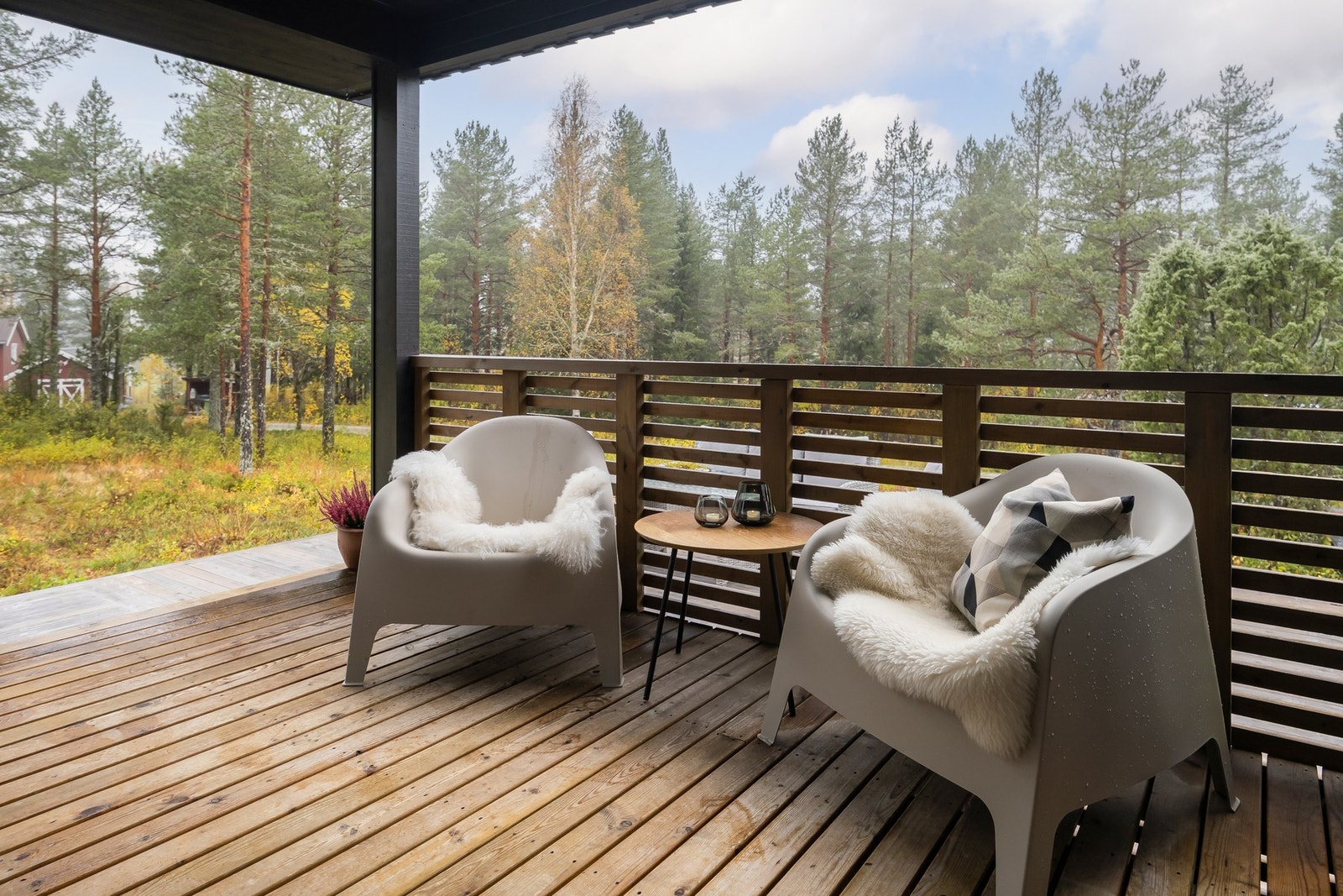 Fra verandaen er det trapp ned til en romslig terrasse på 50 kvm som ble oppført i 2024. Galleribilde