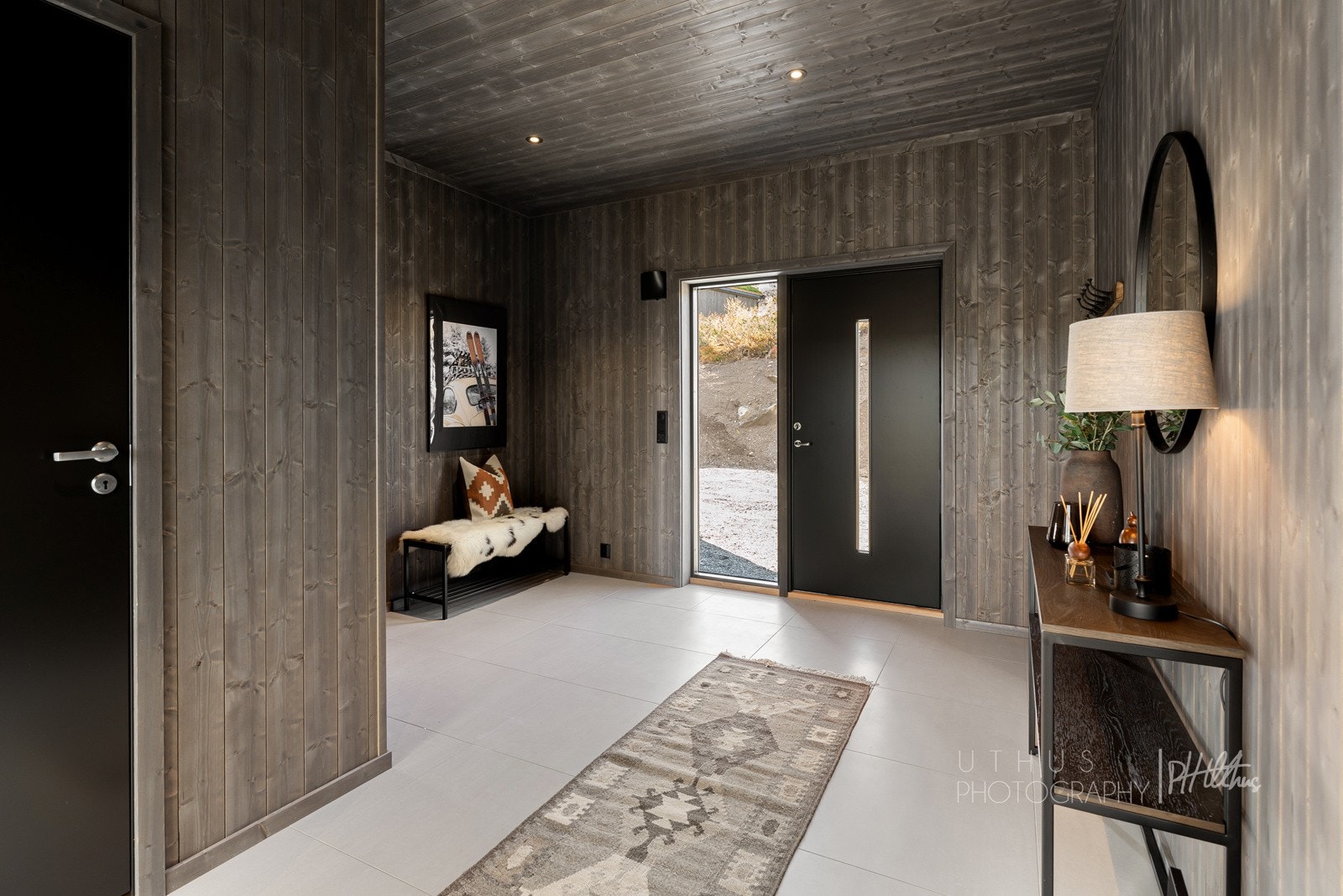 Entréen er av god størrelse med plass til alt yttertøyet man trenger på høyfjellet Galleribilde