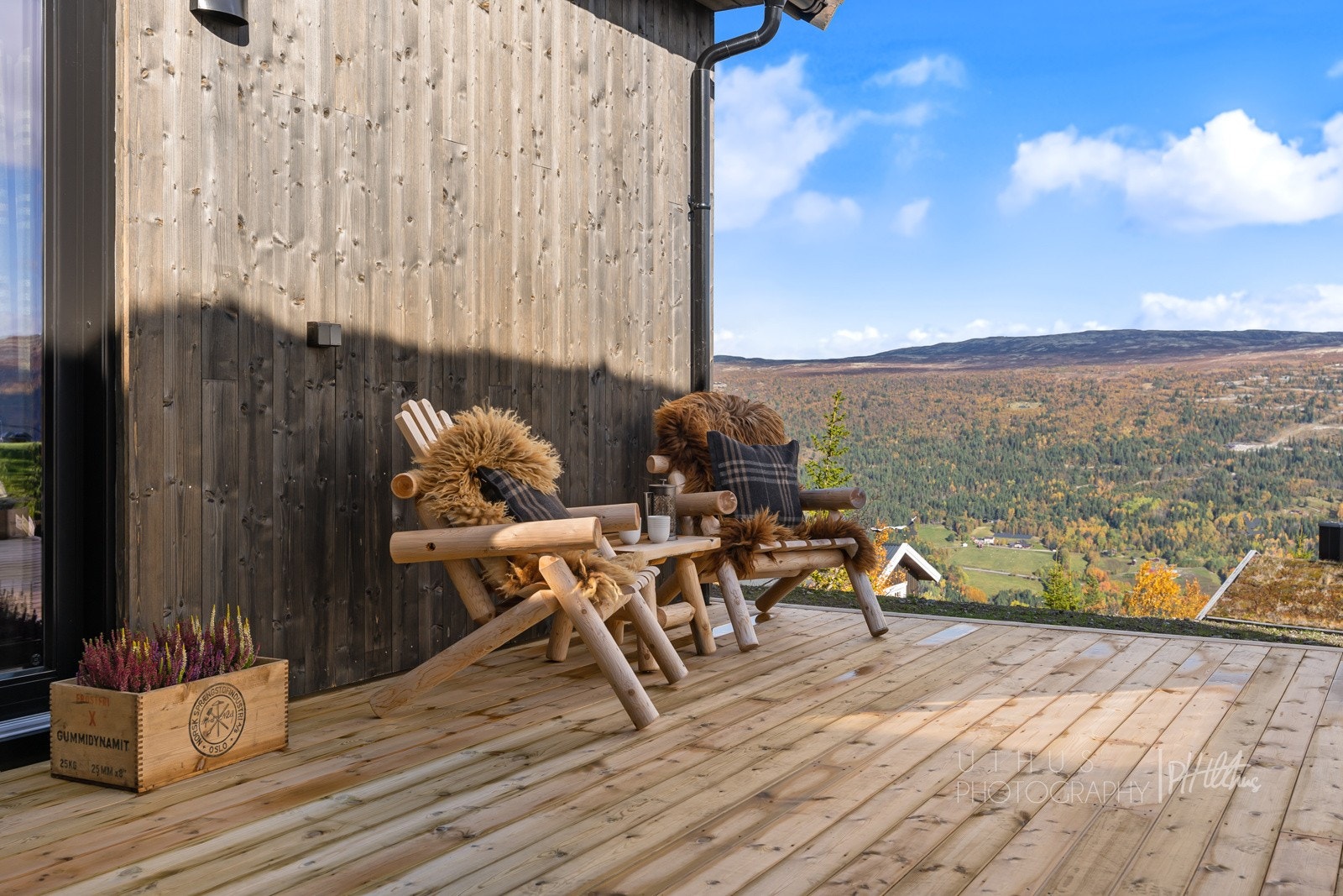 Stor uteplass hvor man kan nyte høstutsikten og påskesolen Galleribilde