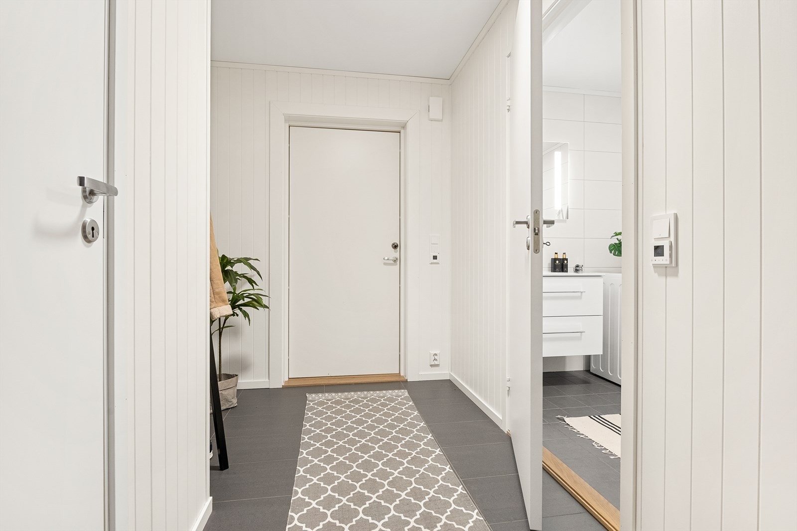 Fra entreen er det tilgang til badet og boligens øvrige rom. El-skapet har automatsikringer. Galleribilde