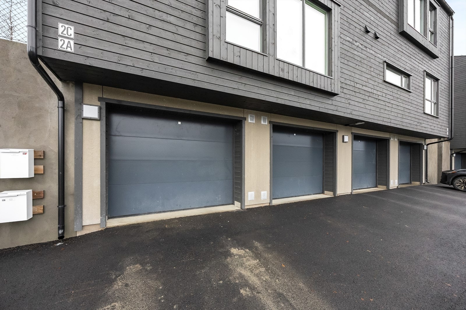 Garasjen har leddport med elektrisk styring for enkel adkomst. Galleribilde