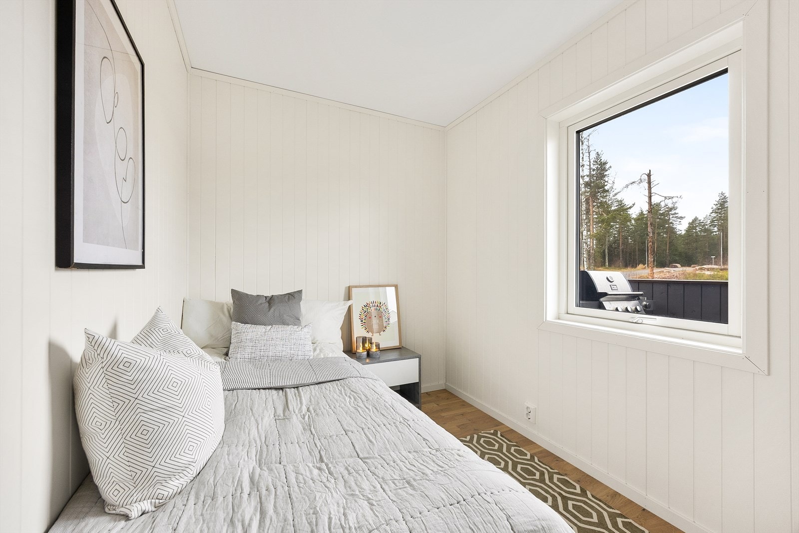 Det tredje soverommet gir ytterligere fleksibilitet for familien eller for den som trenger et hjemmekontor. Galleribilde